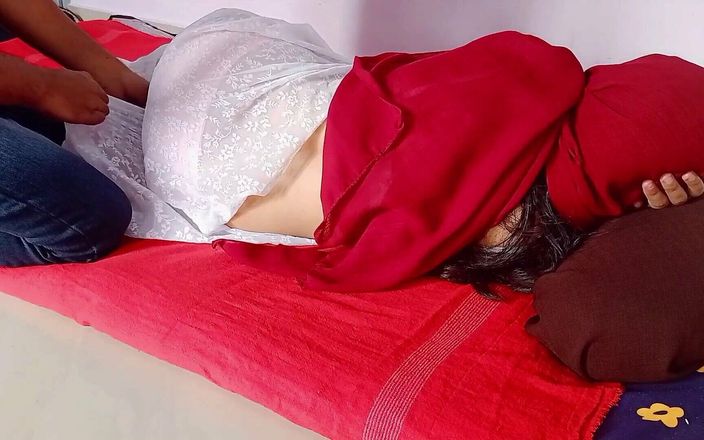 Queenrima: Kocası yurtdışına çıktıktan sonra kayınpeder beni sikiyor