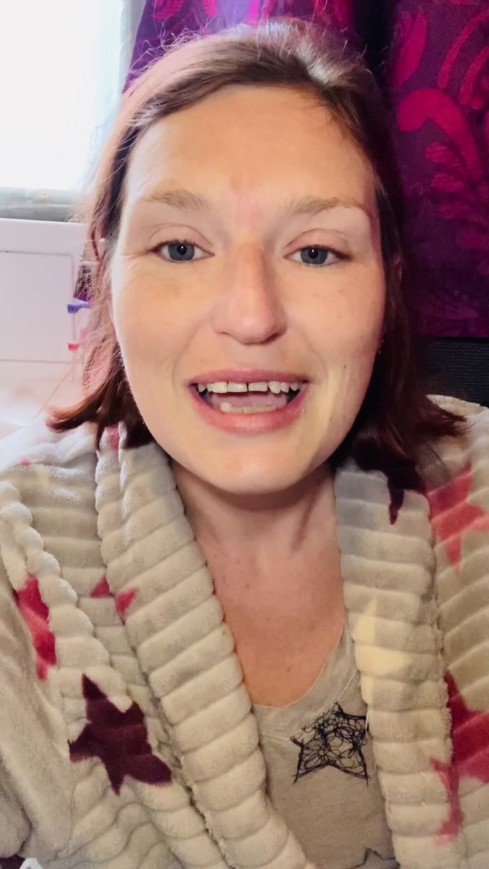 MistressWriggler: ママのその日の最初の小便は、あなたが彼女の美しいセクシーな毛深い猫を飲み干すために大量の飲み物を提供します