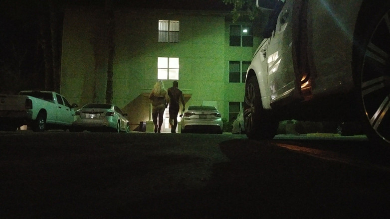 Rendezvousing Assets: Donnona Grossa Moglie in Lingerie Nel Parcheggio Pubblico Di Hotel!...