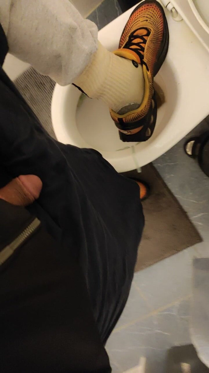 SmokedAlloy2: Dirtyjunkbro di toilet penuh dengan kencing, kaus kaki bau, dan...