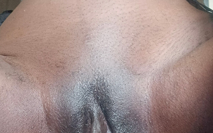 Briita: 섹시한 스타킹을 입고 정액 발사