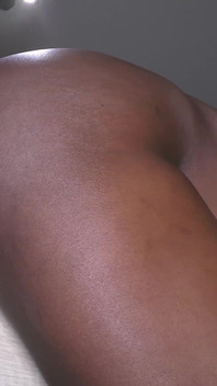 黒檀のお尻はテーブルの角にanaledとcreampied