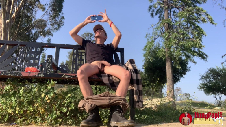 Hung Papi: Kontol besar kurus yang belum disunat ketahuan seks publik tertangkap...