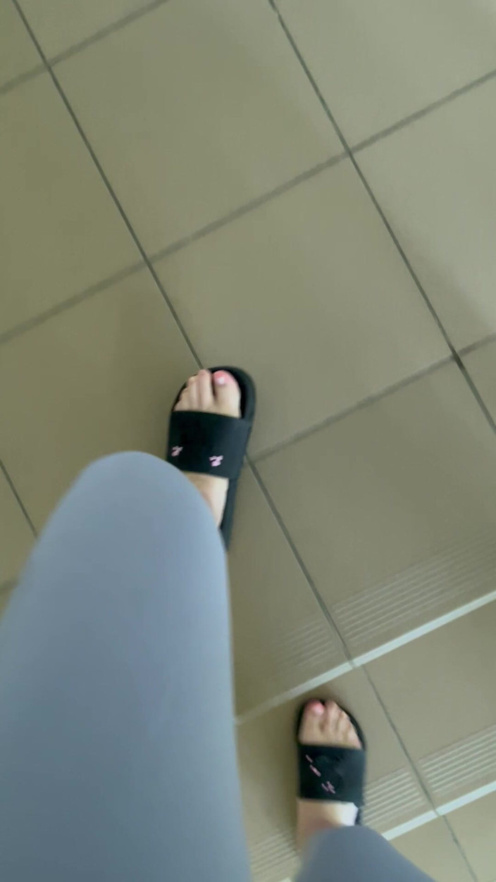 Feet: POV: ljudet av flip-flops när du går i grå leggings