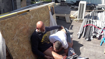 SEX WITH STRAIGHT BOY CURIOUS: Jonge homo accepteert om gecreampied te worden door papa