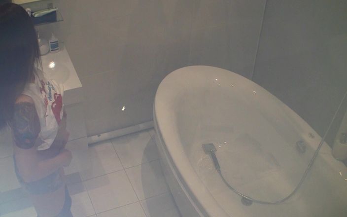 Dirty fantasy: Giovane bruna con tatuaggi si masturba con un dildo nella...