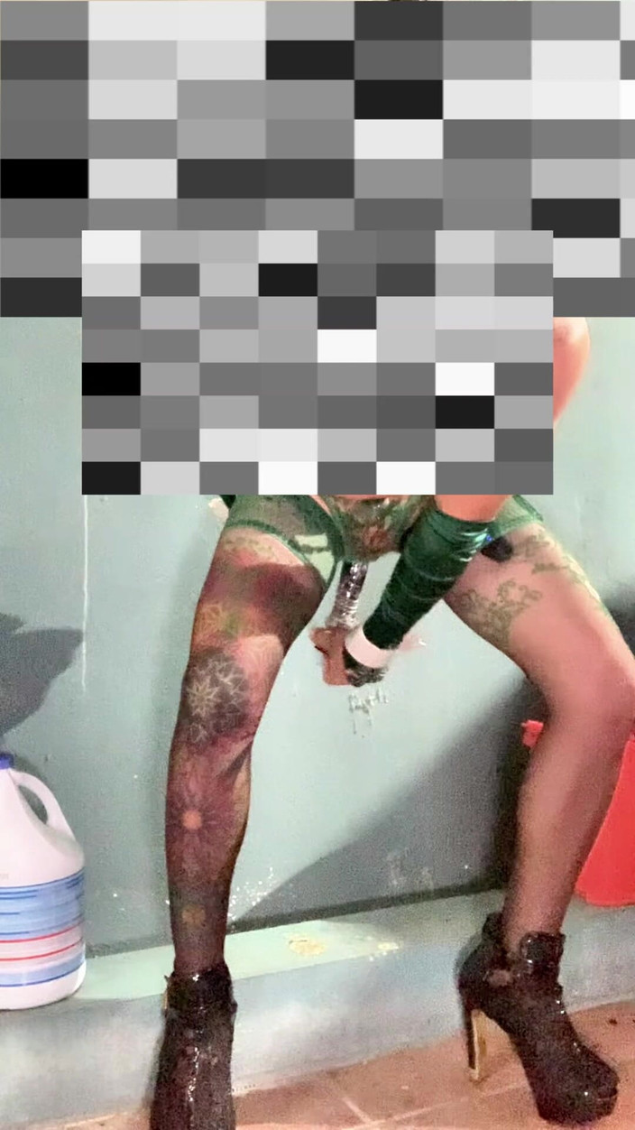 Benito414: TS 人妖美丽的绿色内衣丝袜和假阳具肛交