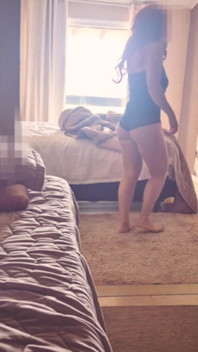 Sexy manželka platí dluh kouřením manželova kamaráda na pohovce