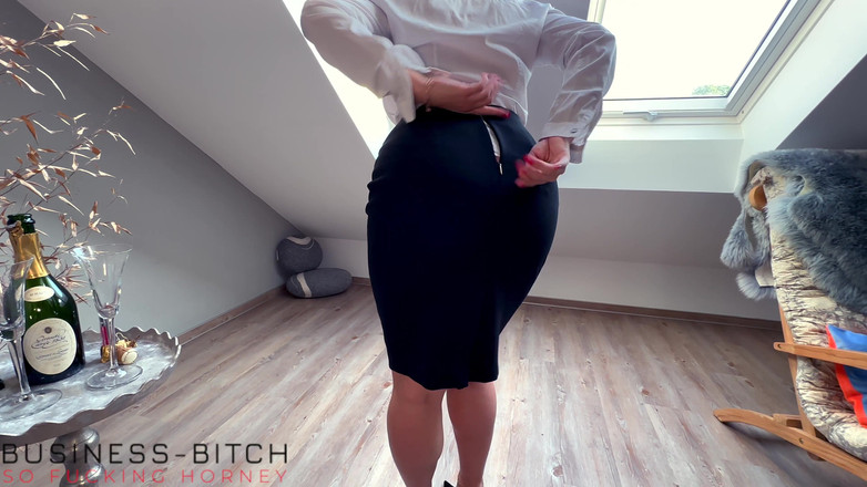 Business Bitch: Luxus-sekretärin zieht büroanzug aus, um dem chef einen nackten knienden...