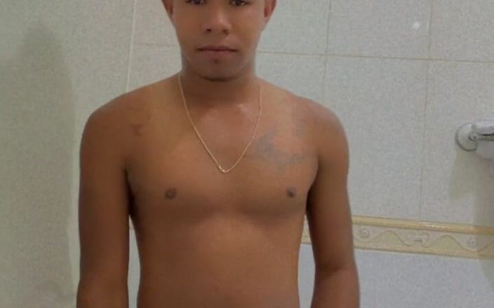 Murphy_aq: Joven musculoso se desnuda antes de la ducha