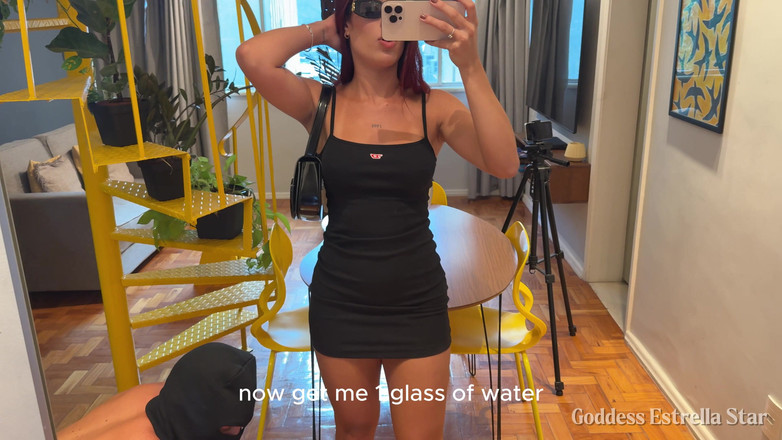 Goddess Estrellaa star: J’ai fait renifler mes baskets et mes chaussettes à mon esclave...