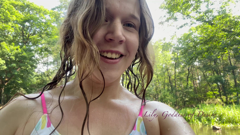 Lily, Goddess of Desire: Süßer Teenager im Kostüm spielt im Fluss wie im Schwimmbad