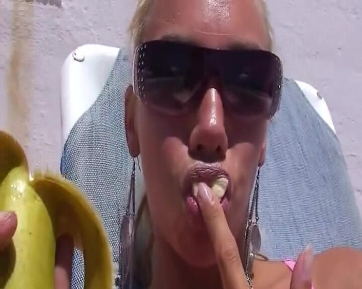 Porno kino: Egzotyczna i blondynka z Niemiec pozuje nago dla magazynu