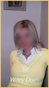 Wifey wygląda niesamowicie w tej gorącej koszuli bez stanika