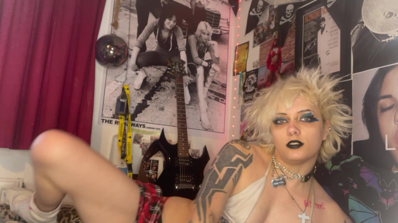 Glitterqueen1999: Fuck My Lipstick off My Mouth with Your Cock