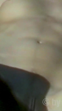 Loira sexy nua em uma praia rochosa