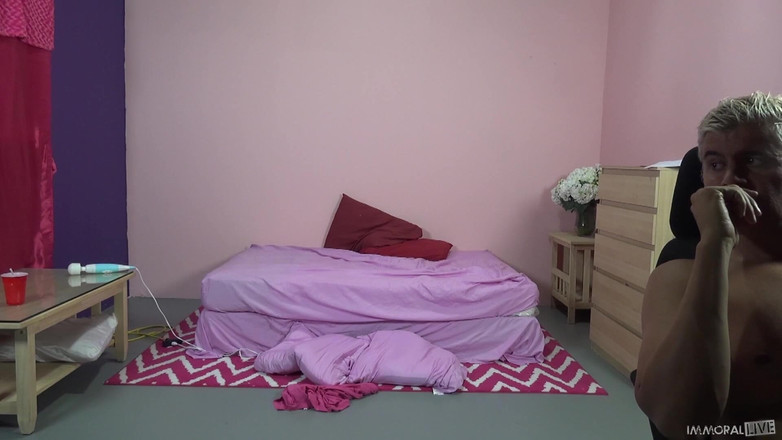 Immoral Live: Kucing gila bertiga