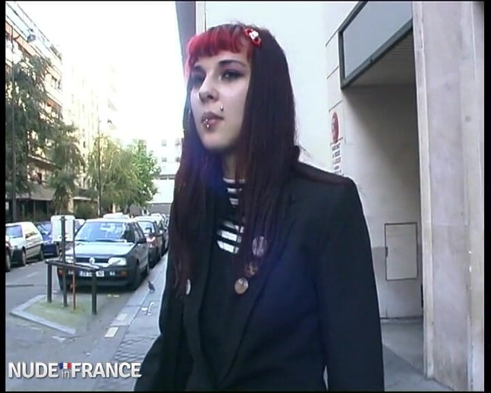 La France a Poil: 叛逆的哥特式索尼娅将在我们脚轮手的鸡巴抚摸下融化！