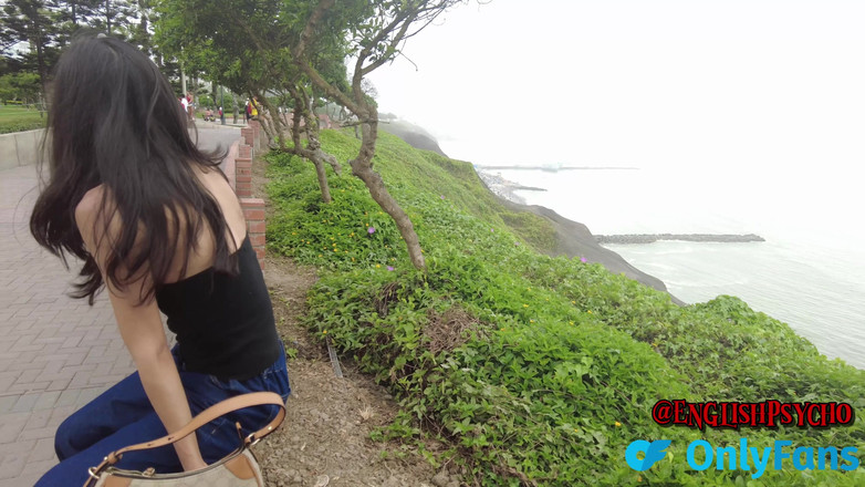 English Psycho: Minúscula boneca trans de 5ft5 juntou-se a mim para o almoço...