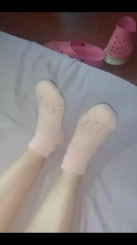 Medi khoe chân trong đôi tất ngắn và đuôi của cô ấy
