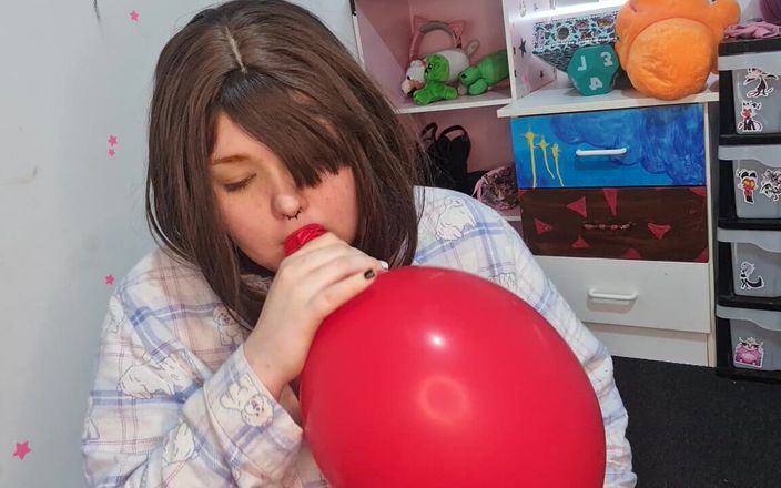 Dramatic Dumpster Fire: Gadis ini lagi asik 3 balon raksasa