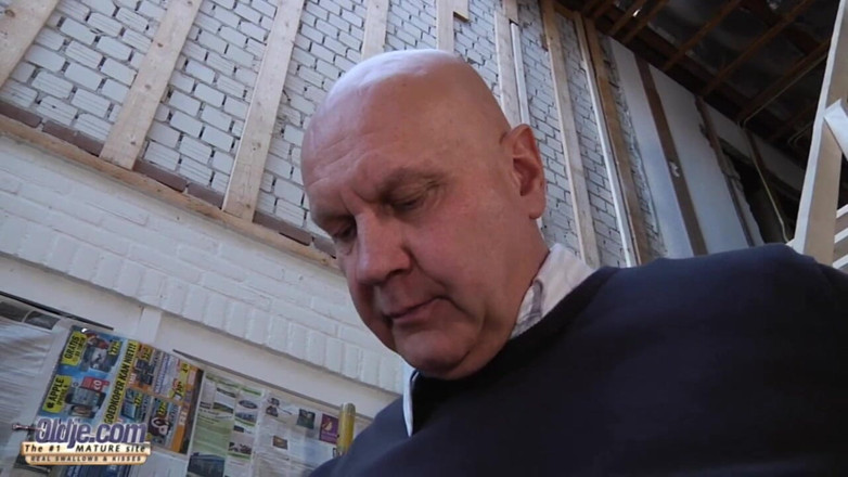 Oldje: Молода блондинка відсмоктує в дідуся і ковтає його сперму після гарячого траха