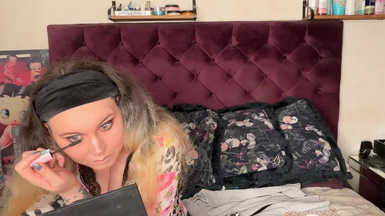 MissFFW: Извращенная шлюха делает свой макияж для извращенной ночи