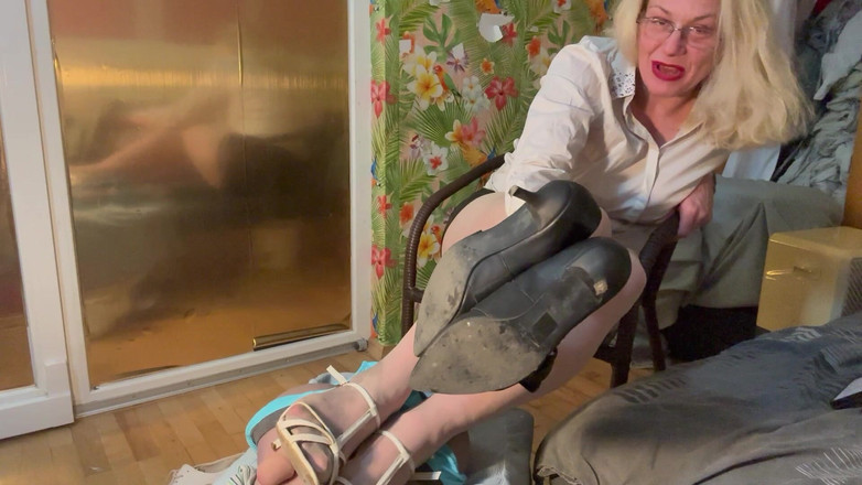 Putarankahotmilf: Mulher de negócios cansada relaxa os pés nele, mostra seus...