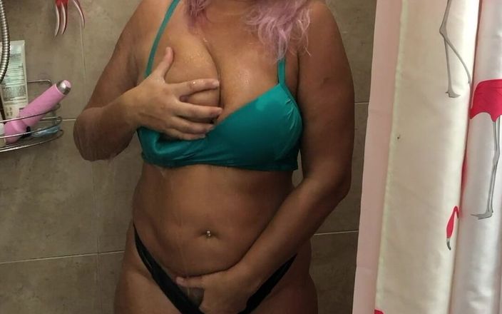 Dominator13: Sexy vrouw rechtstreeks van het strand om te douchen, krijgt...