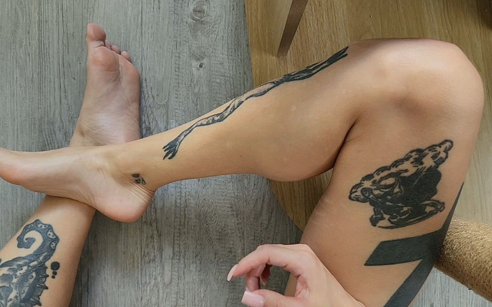 TattoedGirl666: A Generation of Muscular Calves of the Legs