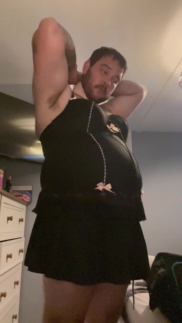 Shaun Cbt: 엉덩이 플러그와 계집애의 자지와 공은 젖꼭지 클램프의 크로스드레스