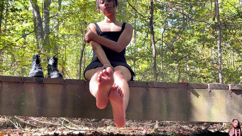 Pink Foxx: 그녀는 공원에서 그녀의 냄새 나는 발 숭배를 원한다