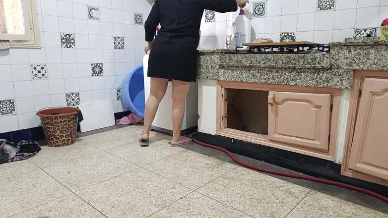 BBW LATINA: Un technicien est venu vérifier la machine à laver, il a...