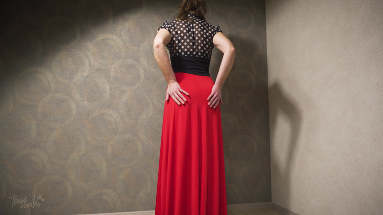 Teasecombo 4K: Mamă sexy incitantă în rochie strâmtă tachinând linia chiloților vizibili