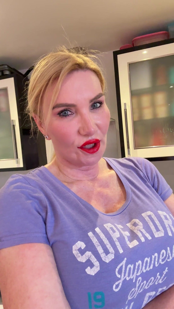 Sophie James: Потная волосатая киска, потная 34jj сиськами, мокрые трусики