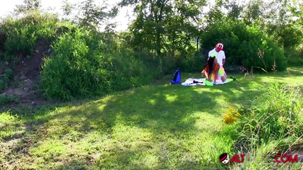 Alt Erotic: Dövmeli kostümlü model Lily Fatale açık havada sikiliyor