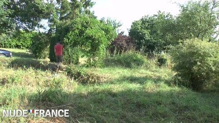 Nude in France: 3명의 이웃에게 따먹히는 예쁜 갈색 머리 십대 일광욕