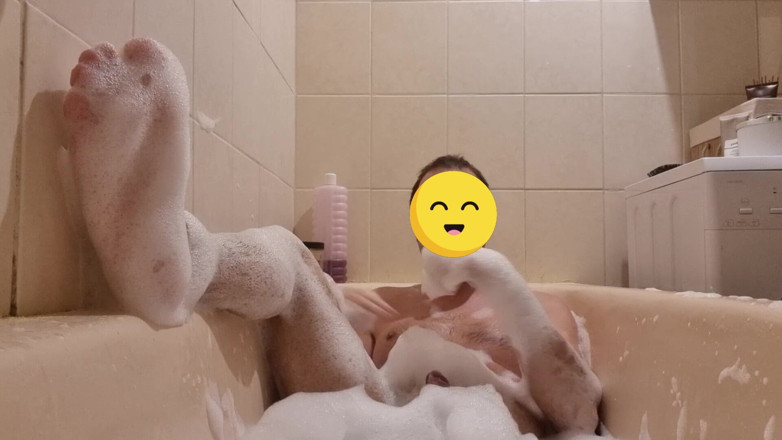 ShyCummerBoy: Ich necke meinen schwanz in einem schaumbad