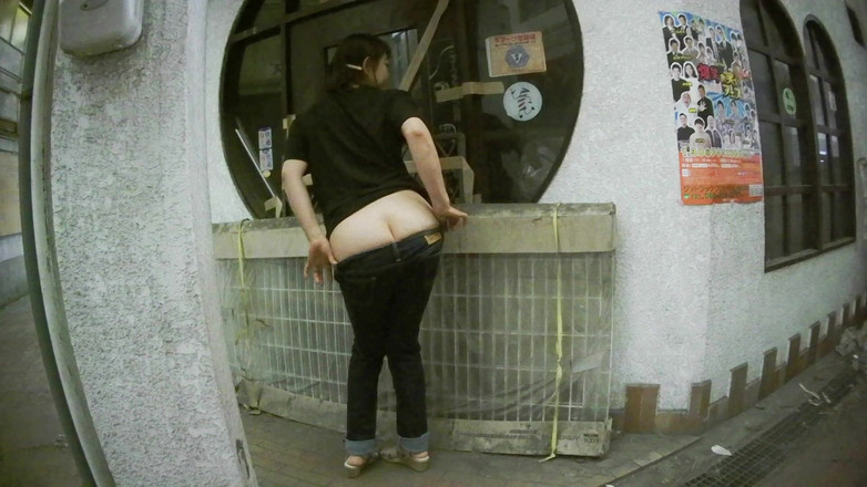 Mayumi Kanzaki: Jepang berjalan dengan pantatnya di luar ruangan