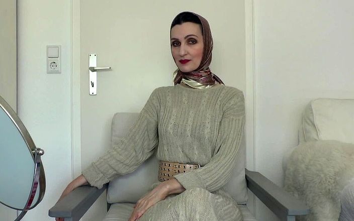 Lady Victoria Valente: Jilbab satin dengan gaun rajut warna beige