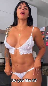 Büyük götlü ve büyük memeli fitness amazon kız arkadaş sayafit kanepede sikişiyor