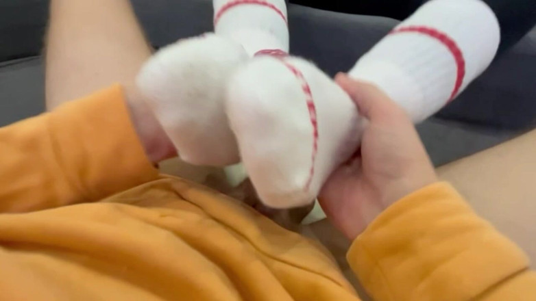 Frenchsockjob: En lugn kväll framför TV: n som blir ett ögonblick av...