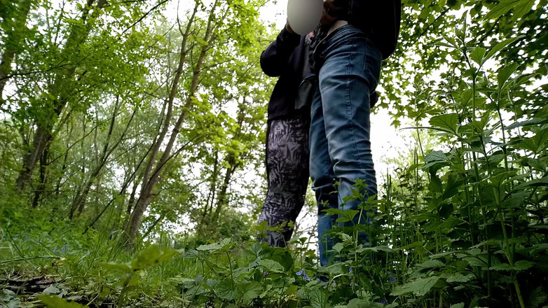 OurFetishLife: 我喜欢在街上自慰，而尿液从我继母的阴户流出