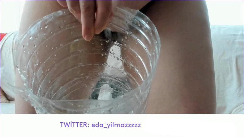 turk_milf_porno: Đi tiểu - mở miệng ra - lấp đầy tất cả trong miệng...