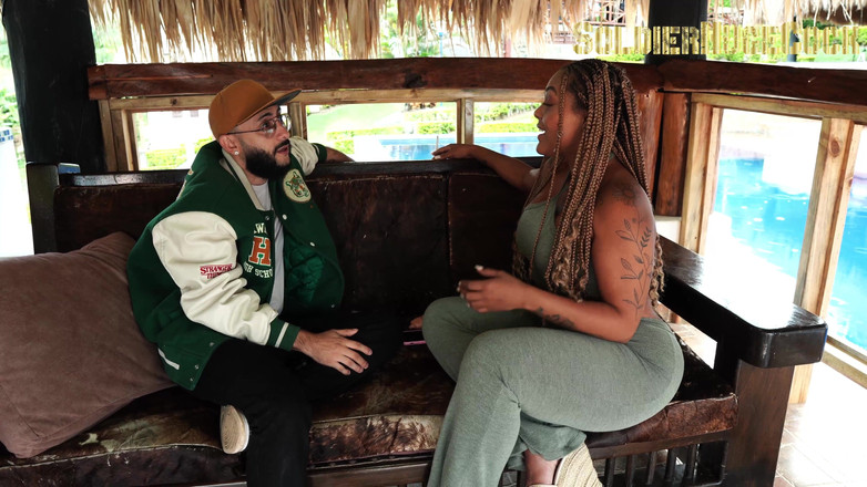 SoldierHugeCock: 나는 부싯깃에 밀프를 만났고 우리는 리조트에서 섹스 결국