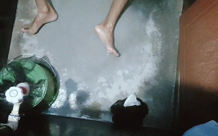 Indian BBC: 我的继妹在裸体洗澡时看到我。她只是看着我的大鸡巴，她害怕了。