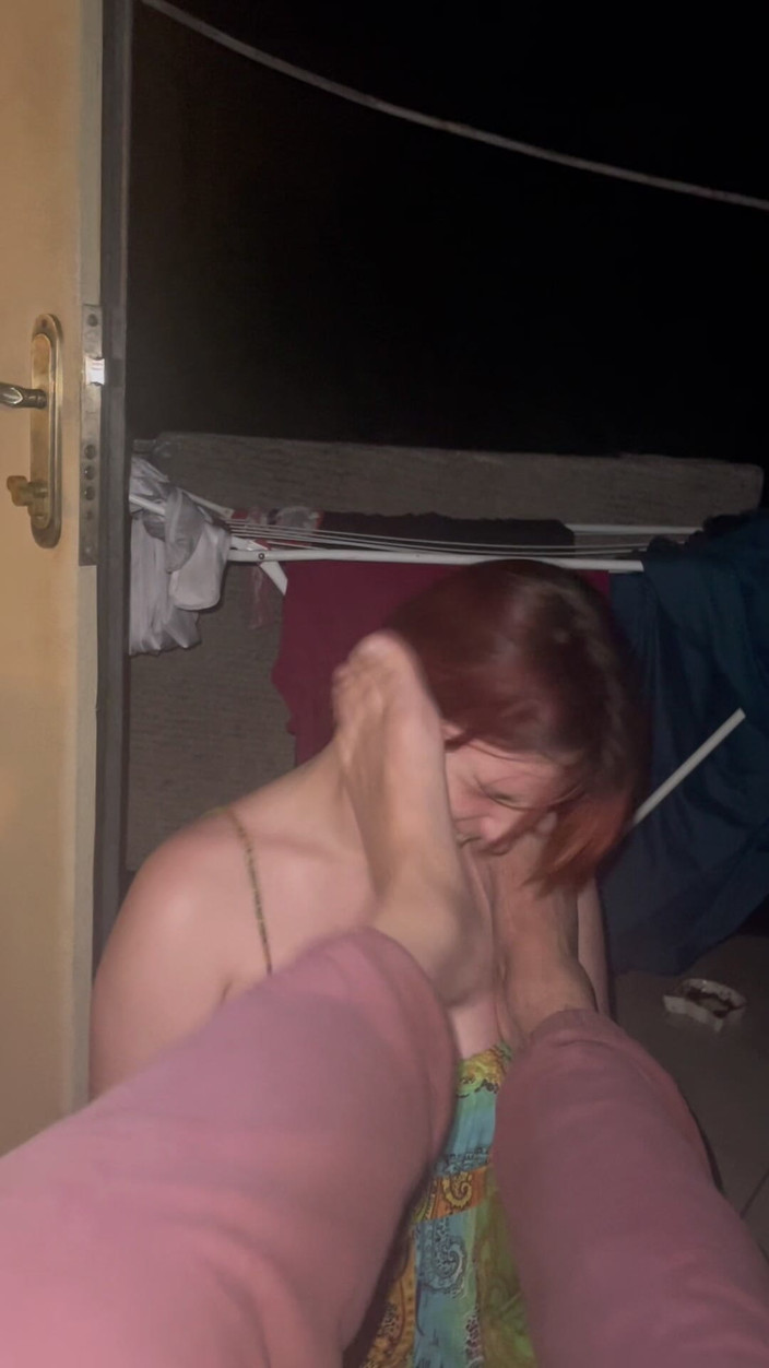 Elena917: Lins de picioare, lovituri, muie pe terasă