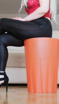 Cewek super semok dengan celana bdsm ini dientot habis-habisan sama besar sampai merintih keenakan!