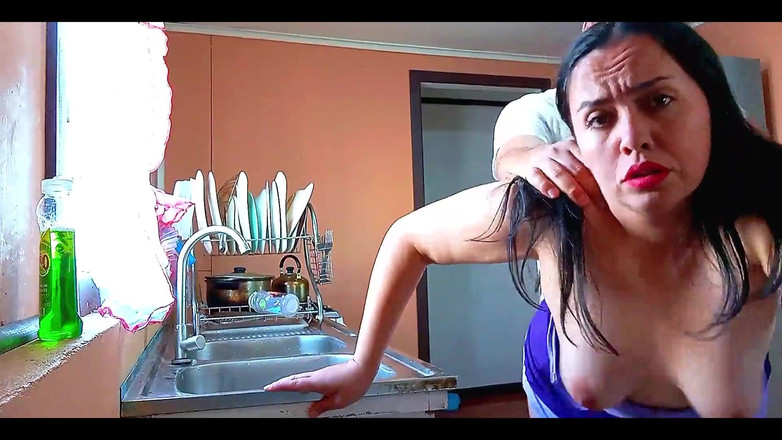 BBW Kelly Mom: Трахаю мою мачеху на кухне Топлес и громко стонет