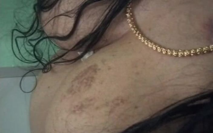 Tamil lesbian: Mujer tamil hablando sucio con joven en el albergue